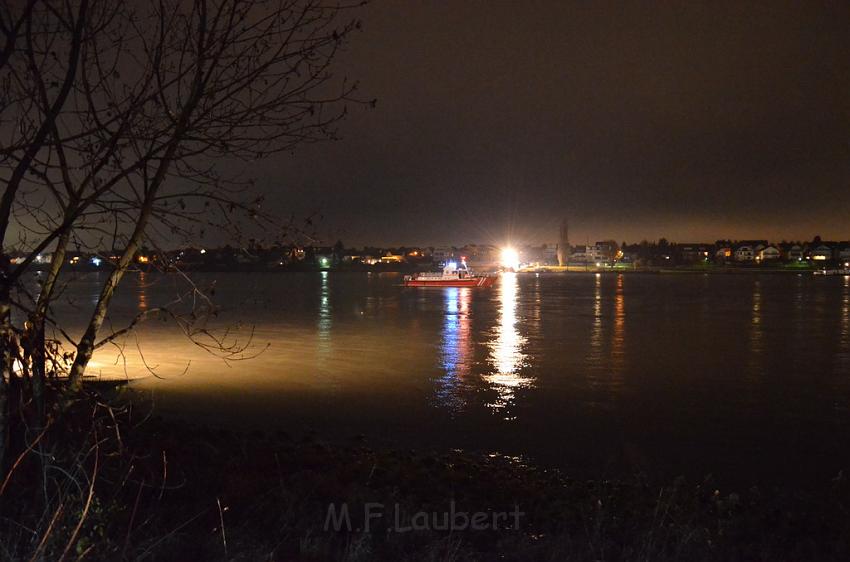 Einsatz BF Koeln PKW im Rhein Mondorf Hersel P047.JPG